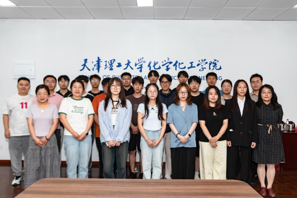 化学化工学院举办“从‘氢’出发，扬帆起航”校友联络员聘任仪式暨2025届毕业生座谈会