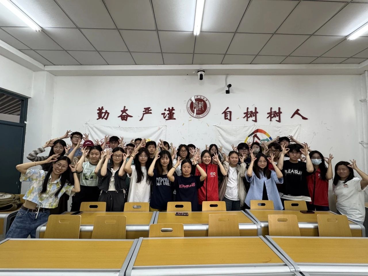聋人工学院举办“指尖遇上端午”趣味手语课堂