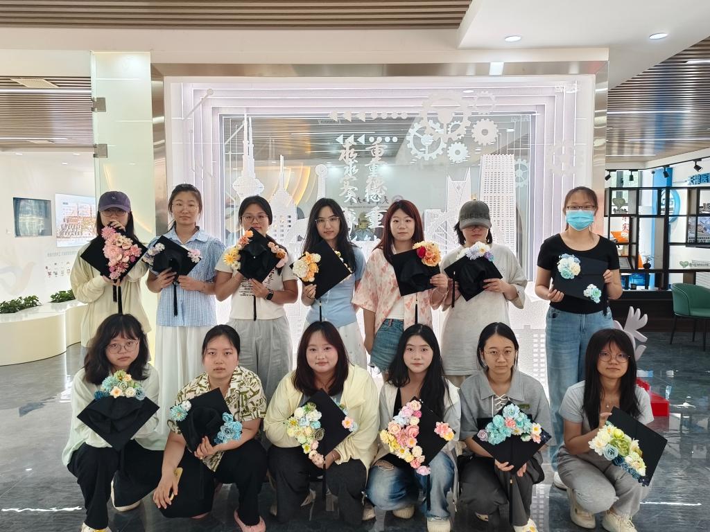 计算机科学与工程学院举办2025届毕业生学位帽簪花活动