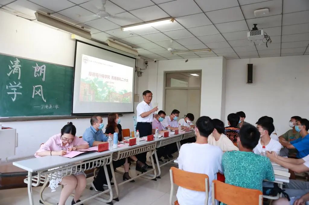 校领导深入班级、宿舍与联系学生谈担当话成长