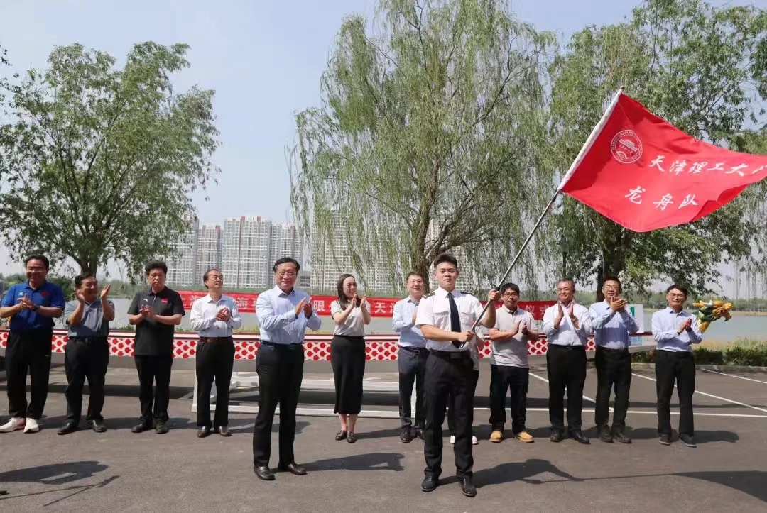 上海森海海事服务有限公司向我校捐赠龙舟